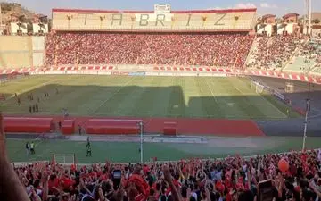 شور و هیجان هواداران تراکتور در ورزشگاه همراه با تشویق شارجه