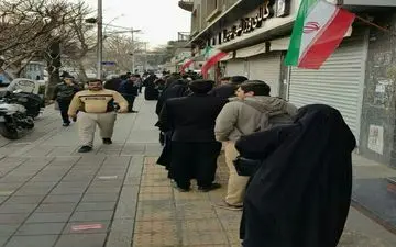 چیزی که تا به حال ندیده‌اید: صف خرید یک کتاب در ایران! / عکس