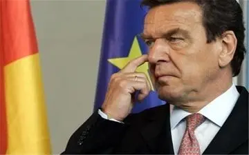  گرهارد شرودر: آمریکا مانند اشغالگر با ما رفتار می کند 