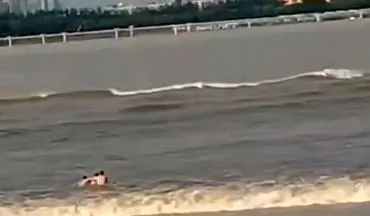 لحظه وحشتناک غرق شدن شناگر چینی توسط امواج رودخانه! 