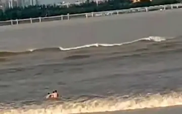 لحظه وحشتناک غرق شدن شناگر چینی توسط امواج رودخانه! 