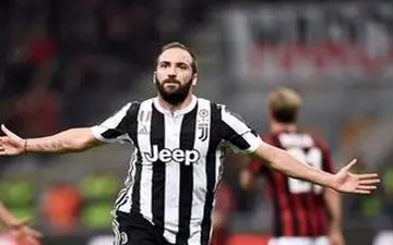 یوونتوس با شکست میلان صدرنشین شد