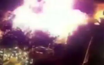 لحظه انفجار یک خودرو در بغداد با بیش از چهل کشته و زخمی + فیلم