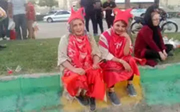  دو هوادار زن پرسپولیس منتظر ورود به استادیوم جم