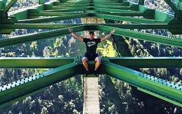 سرانجام وسوسه سلفی گرفتن از روی پل! +فیلم 