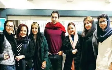 تیپ متفاوت آناهیتا همتی به همراه دوستانش در کافه گالری ایرانشهر (عکس)