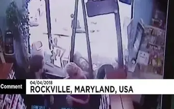 لحظه ورود خودروی لکسوس به داروخانه + فیلم