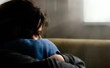 افسردگی پاییزی چیست و راه‌های تشخیص و درمان آن چه هستند؟
