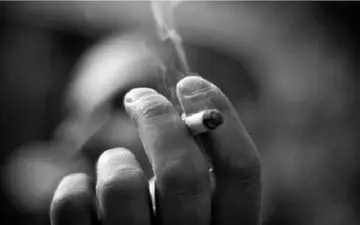 اثر مواد مخدر تا چند روز در بدن باقی می‌مانند؟