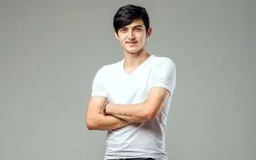 تماس تصویری سردار آزمون با خواننده لس آنجلسی جنجالی شد +عکس