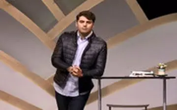 علی ضیا روی آنتن زنده ادای احمدی‌نژاد را در آورد