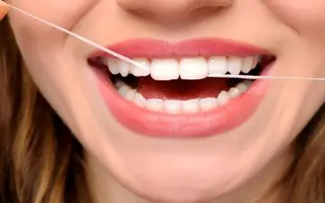 دهانتان با وجود مسواک زدن باز هم بوی بد می‌دهد؟  ۱۰ دلیل پنهان که نمی‌دانستید!