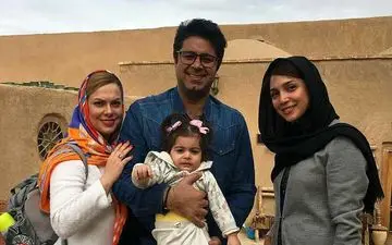 خواننده معروف در کنار همسر و دخترش‌