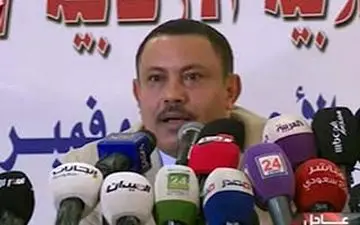 کفش پرتاب کردن یک خبرنگار به سمت وزیر فراری یمن + فیلم 