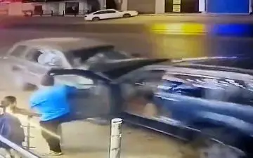 تصادف وحشتناک چند ثانیه بعد از خروج کودک از خودرو 