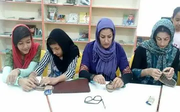 آموزش صنایع دستی بومی و محلی برای اعضای نوجوان در مرکز کوزران