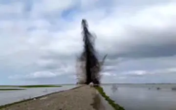  انفجار جاده چارقلی به گمیشان برای بازشدن راه خروج آب