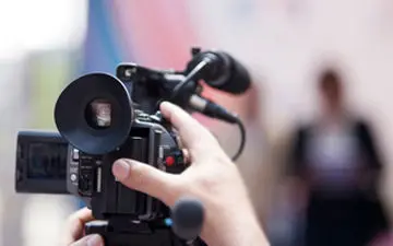  غش‌کردن خبرنگار زن حین گفتگو با آقای وزیر!+فیلم