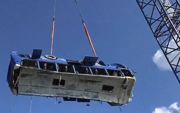  ۱۴ کشته درسقوط اتوبوس مسافربری به داخل دریا  + عکس