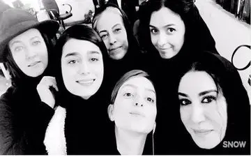سلفی زنانه بازیگران در پشت صحنه مجموعه شهرزاد (عکس)
