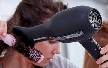 کدام بهتر است: شستشوی مو با آب سرد یا گرم؟ | نکات مهم برای سشوار کشیدن
