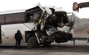 له شدن اتوبوس پس از تصادف با کامیون در آزادراه تبریز - زنجان+فیلم