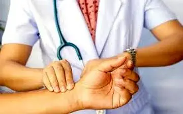 به این دلیل مهم پزشک نبض بیمار را می گیرد!