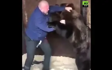 مبارزه ورزشکار روس با خرس غول پیکر