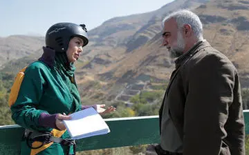 بانجی جامپینگ خانم بازیگر در جاده چالوس 