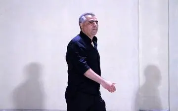 
ساکت الهامی در نزدیکی نیمکت نساجی