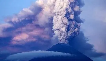 لحظه رعب آور فوران کوه آتشفشان در اندونزی