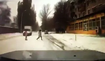 عاقبت تلخ دویدن دختر 15 ساله وسط خیابان + فیلم 