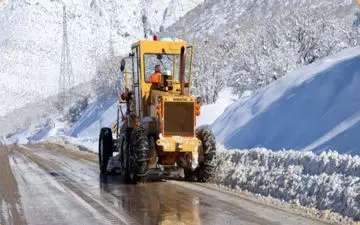 عملیات برف‌روبی۶۲۱ کیلومتر در محورهای مواصلاتی استان کرمانشاه 
