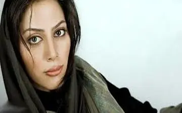 تیپ و ژست مونا فرجاد در باغ موزه قصر (عکس)