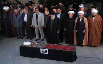 اقامه نماز بر پیکر رئیس‌جمهور و همراهانشان توسط رهبر انقلاب

