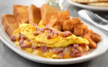 طرز تهیه  املت کالباس| برای صبحانه و میان وعده حرف نداره!