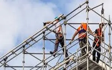 لحظه نجات جان دوکارگر ساختمانی از مرگ با رعایت اصول ایمنی + فیلم