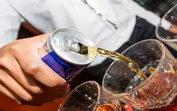 نوشیدنی‌های انرژی‌زا چه تاثیری بر بدن شما دارند؟