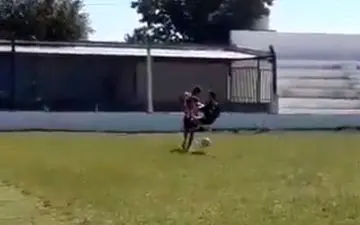 حرکت عجیب بازیکن فوتبال برای به دست آوردن توپ +فیلم 