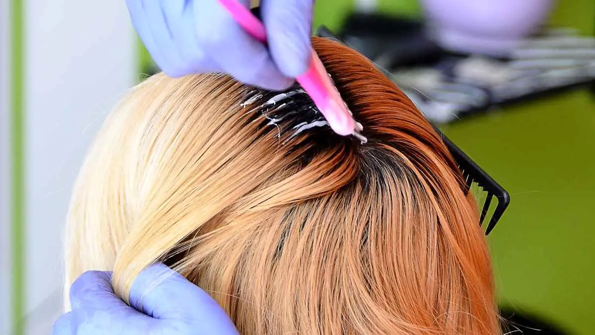 آموزش کامل رنگ کردن مو در خانه برای مبتدیان همراه با نکات حرفه‌ای
