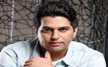 خواننده پاپ استقلالی: پول تیام نمک روی زخم است نه التیام! ؛ استقلال در دوحه هم می‌بازد