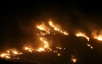 آتش‌سوزی کوه‌های اطراف آرامگاه سعدی شیراز مهار شد