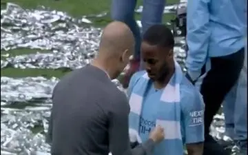 تذکر گواردیولا به استرلینگ در جشن قهرمانی