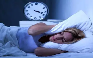 فقط دو شب بی‌خوابی شما را چهار سال پیرتر می‌کند!