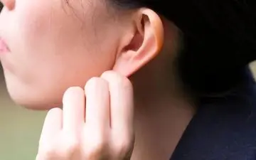  از تسکین درد تا کاهش استرس؛ ۶ فایده شگفت‌انگیز ماساژ گوش