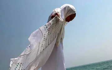 تیپ متفاوت سحر ولدبیگی در کنار ساحل! + عکس