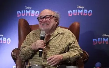 زمین خوردن کمدین مشهور آمریکایی روی سن +فیلم 