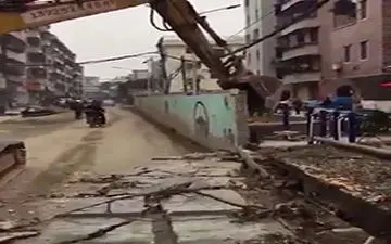 مرگ راننده موتور به دلیل اشتباه بیل مکانیکی + فیلم 