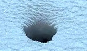 لحظه سقوط یک مرد به داخل چاهی مدفون شده در زیر برف