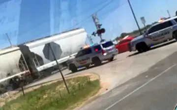 برخورد قطار با ماشین پلیس حین ماموریت